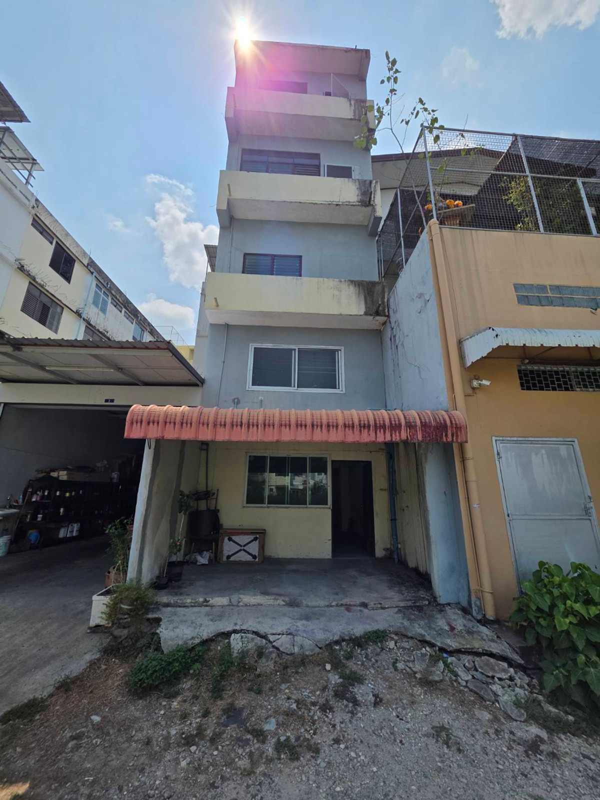 For RentShop HouseOnnut, Udomsuk : Commercial building for rent, Punnawithi zone, near BTS Punnawithi, only 4 minutes.