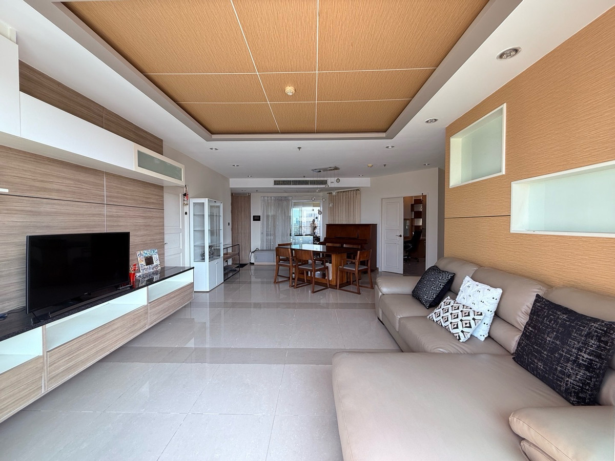 For RentCondoRama9, Petchburi, RCA : For rent, Supalai Wellington, 3 bedrooms, 3 bathrooms, 125 sq m, high floor, ready to move in, 80,000/month. If interested, contact 098-9655699.