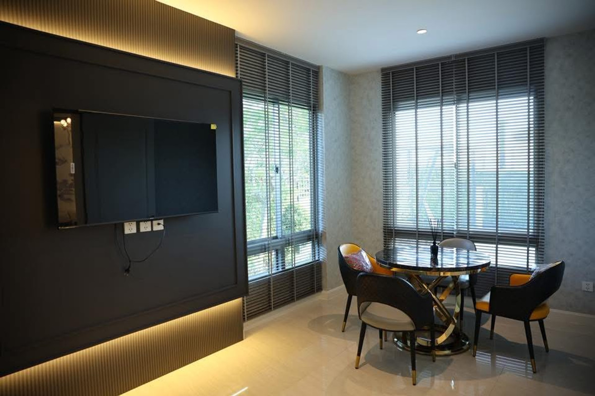 HouseLadkrabang, Suwannaphum Airport : Super Luxury house | Ready to move in immediately, Perfect Masterpiece Krungthep Kreetha, area 202 sq m | usable area 700 sq m • House facing south, corner plot, beautiful plot, 5 bedrooms | 6 bathrooms • Living room | Dining room • Thai kitchen + Western