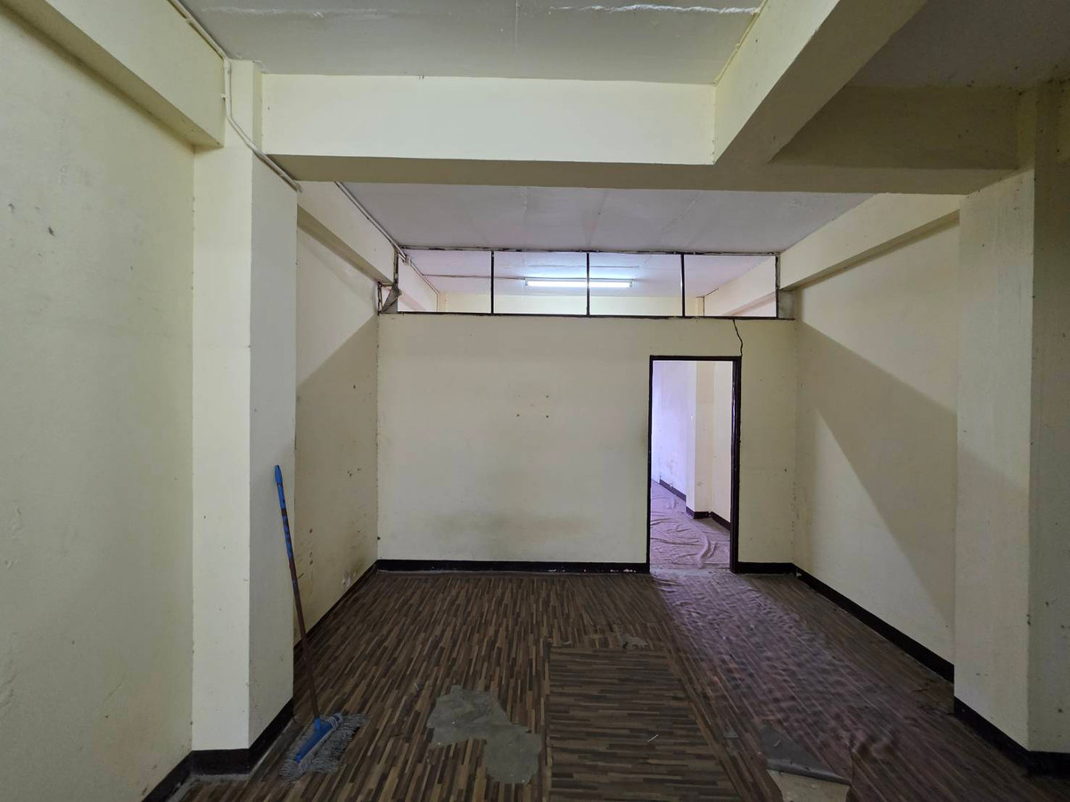 For RentShop HouseOnnut, Udomsuk : Commercial building for rent, Punnawithi zone, near BTS Punnawithi, only 4 minutes.