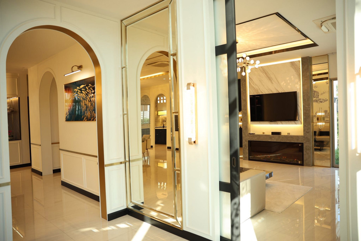 HouseLadkrabang, Suwannaphum Airport : Super Luxury house | Ready to move in immediately, Perfect Masterpiece Krungthep Kreetha, area 202 sq m | usable area 700 sq m • House facing south, corner plot, beautiful plot, 5 bedrooms | 6 bathrooms • Living room | Dining room • Thai kitchen + Western