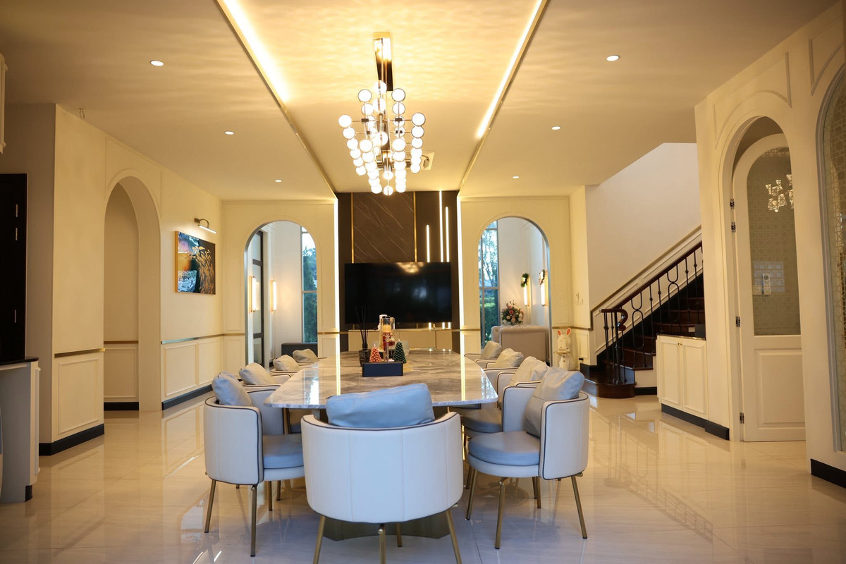 HouseLadkrabang, Suwannaphum Airport : Super Luxury house | Ready to move in immediately, Perfect Masterpiece Krungthep Kreetha, area 202 sq m | usable area 700 sq m • House facing south, corner plot, beautiful plot, 5 bedrooms | 6 bathrooms • Living room | Dining room • Thai kitchen + Western