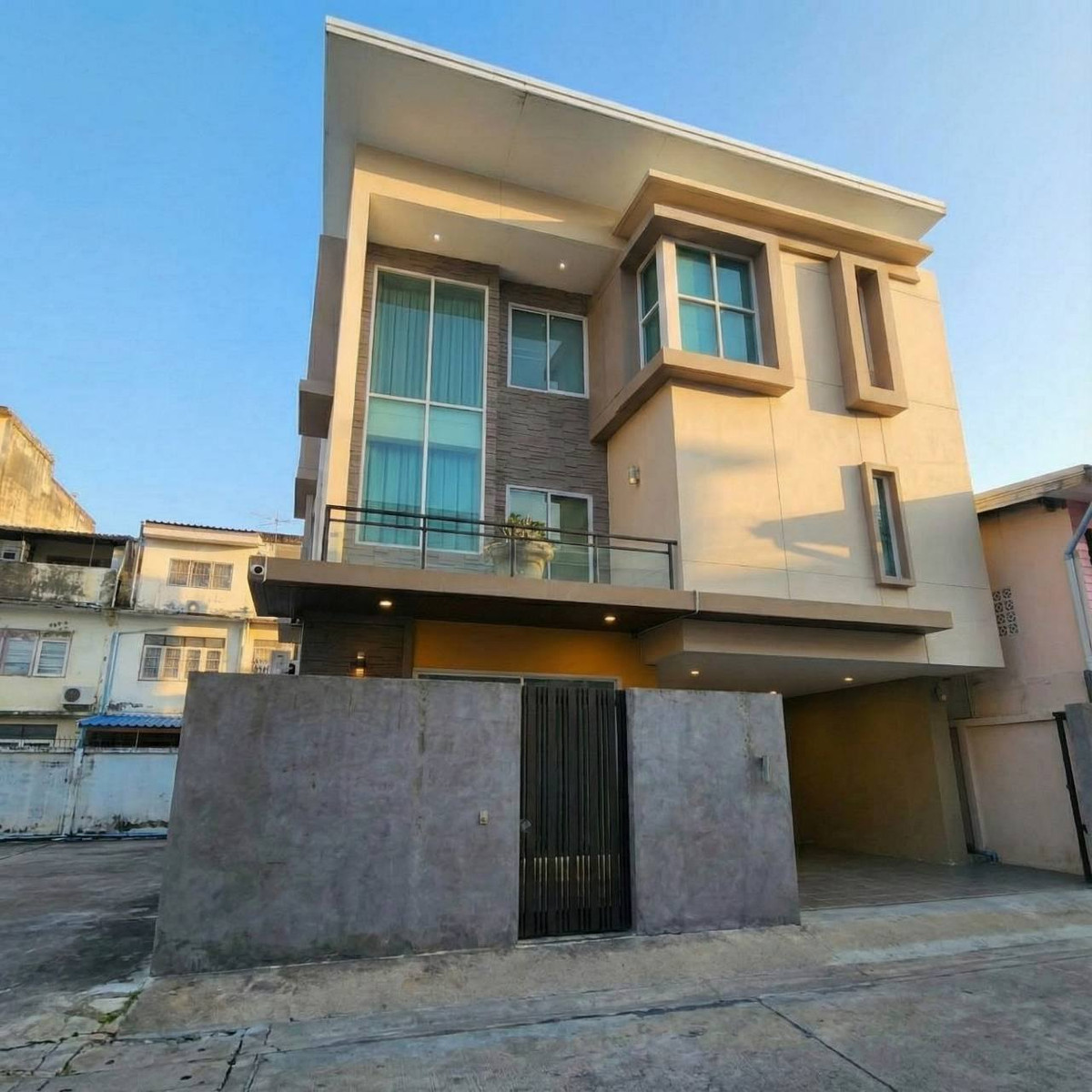 For RentHouseNawamin, Ramindra : HR3129 Luxurious 3-storey detached house/home office for rent - only 500 m. from MRT Khubon, suitable for living or making a home office.