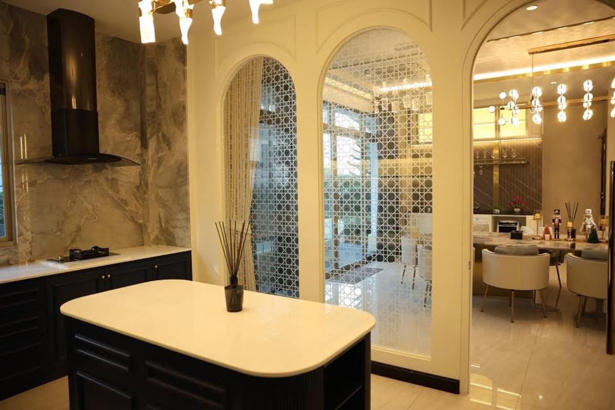 HouseLadkrabang, Suwannaphum Airport : Super Luxury house | Ready to move in immediately, Perfect Masterpiece Krungthep Kreetha, area 202 sq m | usable area 700 sq m • House facing south, corner plot, beautiful plot, 5 bedrooms | 6 bathrooms • Living room | Dining room • Thai kitchen + Western