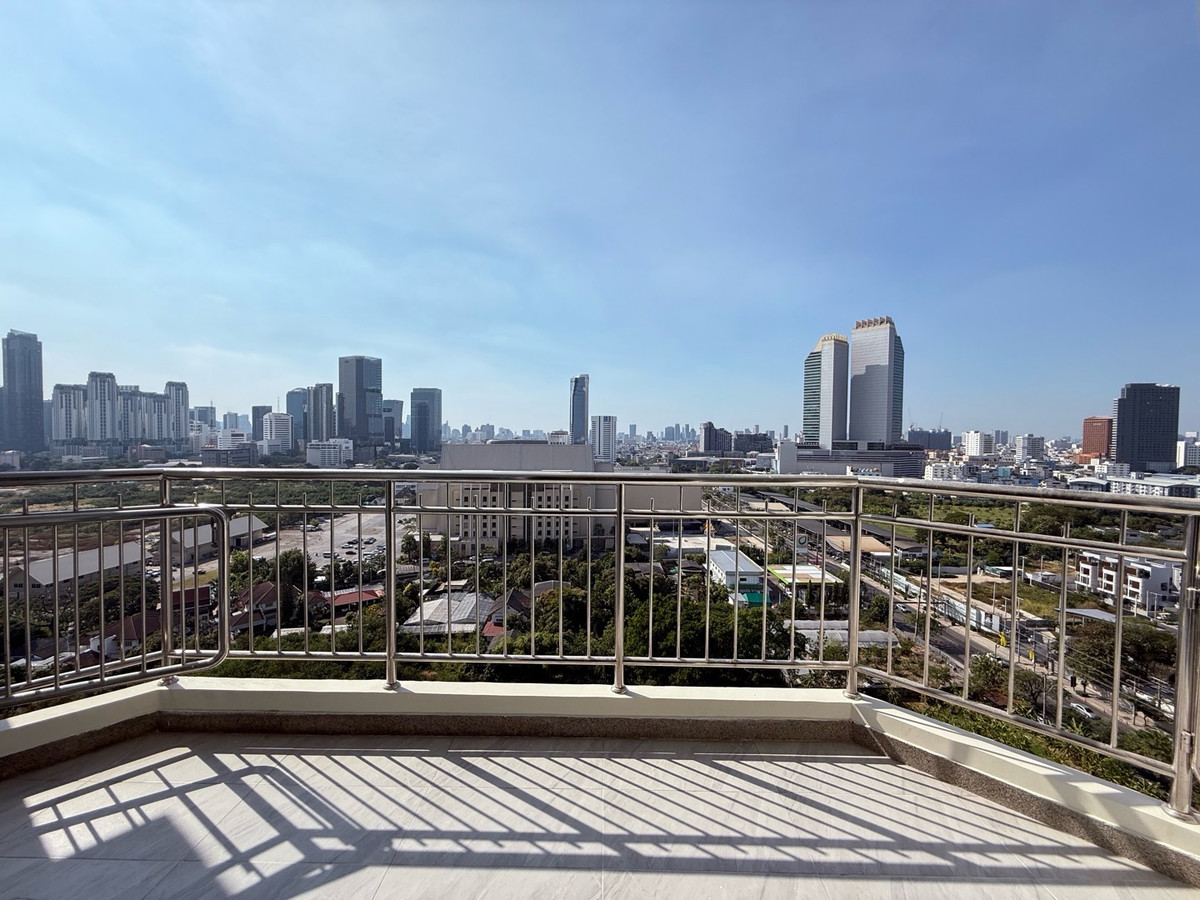 For RentCondoRama9, Petchburi, RCA : For rent, Supalai Wellington, 3 bedrooms, 3 bathrooms, 125 sq m, high floor, ready to move in, 70,000/month. If interested, contact 098-9655699.