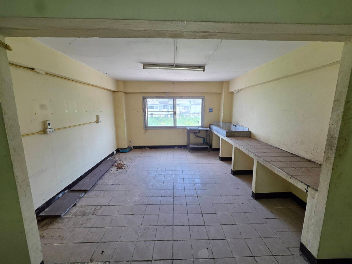 For RentShop HouseOnnut, Udomsuk : Commercial building for rent, Punnawithi zone, near BTS Punnawithi, only 4 minutes.