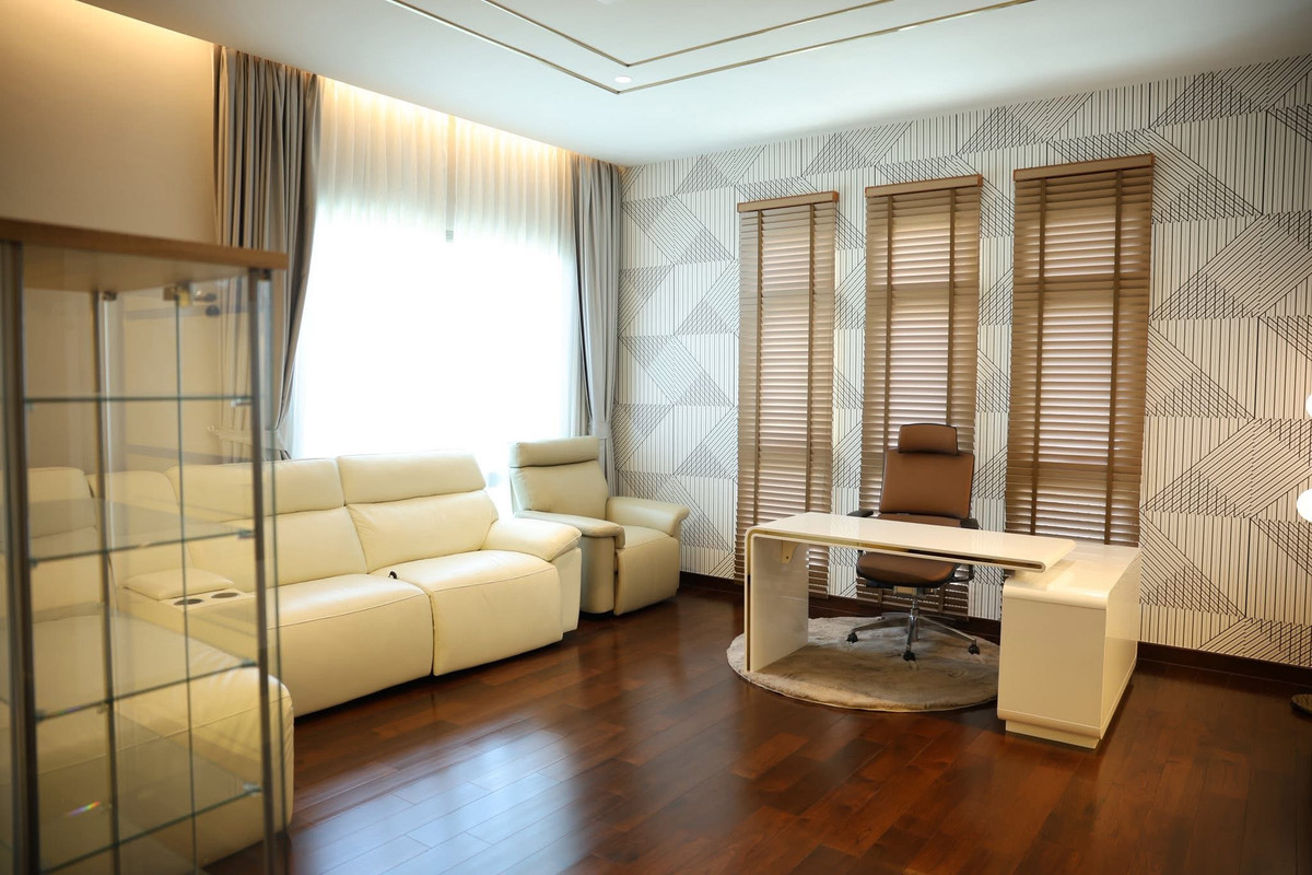 HouseLadkrabang, Suwannaphum Airport : Super Luxury house | Ready to move in immediately, Perfect Masterpiece Krungthep Kreetha, area 202 sq m | usable area 700 sq m • House facing south, corner plot, beautiful plot, 5 bedrooms | 6 bathrooms • Living room | Dining room • Thai kitchen + Western