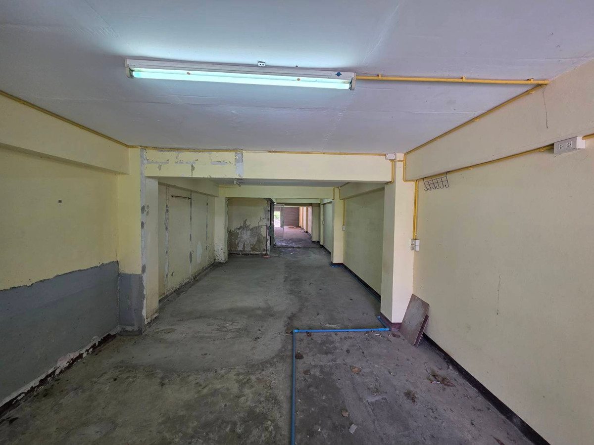 For RentShop HouseOnnut, Udomsuk : Commercial building for rent, Punnawithi zone, near BTS Punnawithi, only 4 minutes.