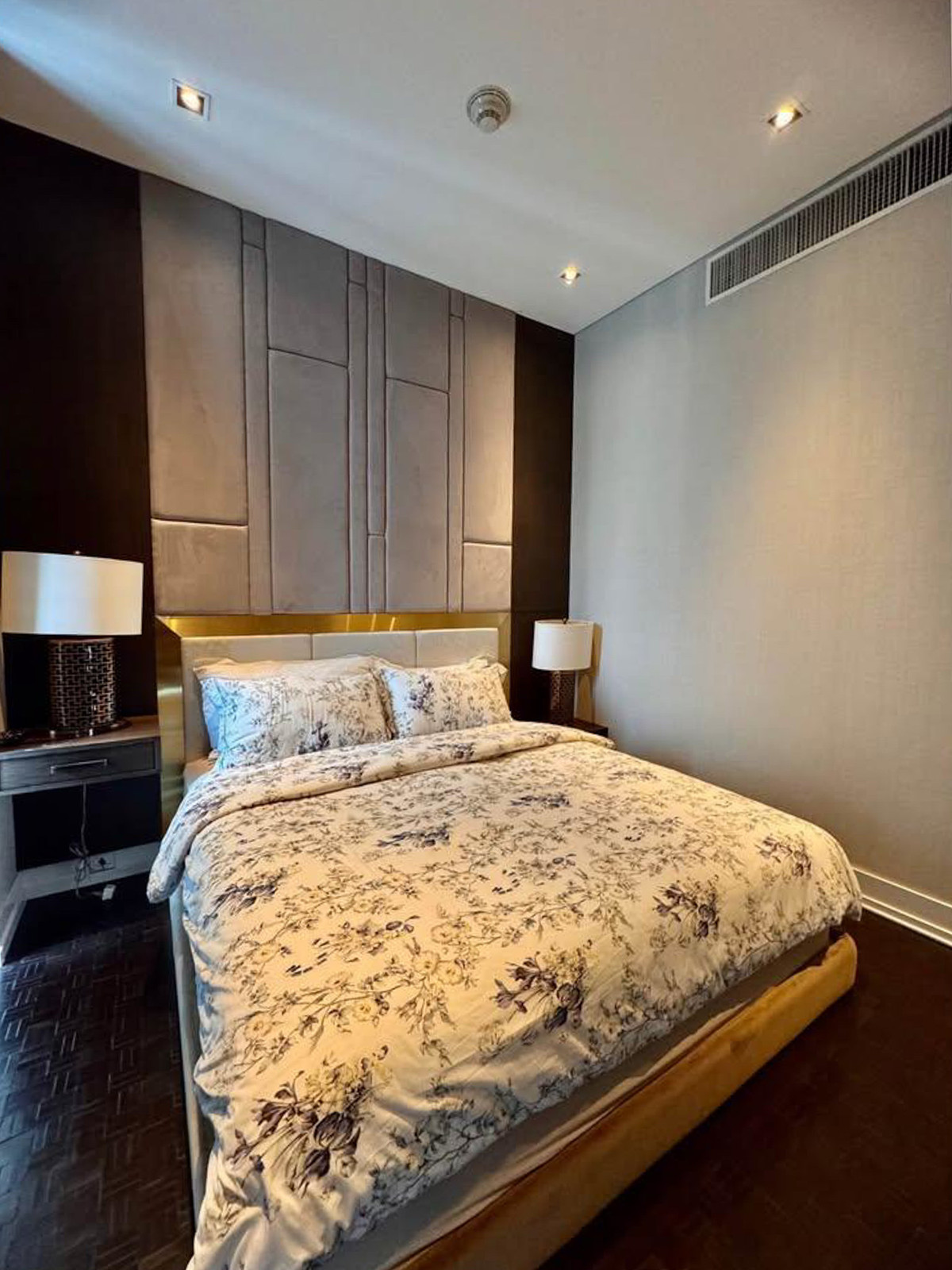 ให้เช่าคอนโดสาทร นราธิวาส : The Ritz-Carlton Residences Bangkok ยูนิตหรู 4 ห้องนอน ชั้นสูง วิวเมืองระดับไอคอน Please call: 062-496-6454