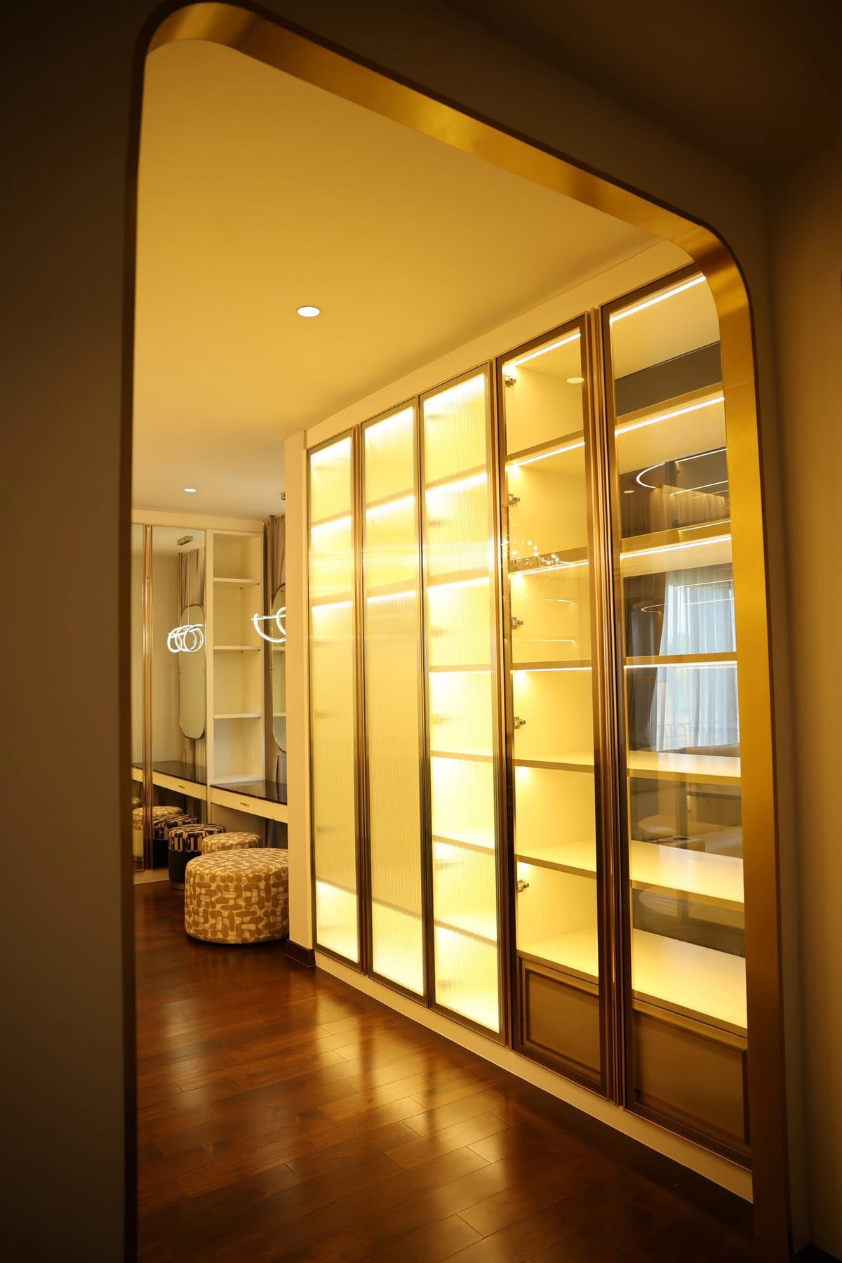 HouseLadkrabang, Suwannaphum Airport : Super Luxury house | Ready to move in immediately, Perfect Masterpiece Krungthep Kreetha, area 202 sq m | usable area 700 sq m • House facing south, corner plot, beautiful plot, 5 bedrooms | 6 bathrooms • Living room | Dining room • Thai kitchen + Western