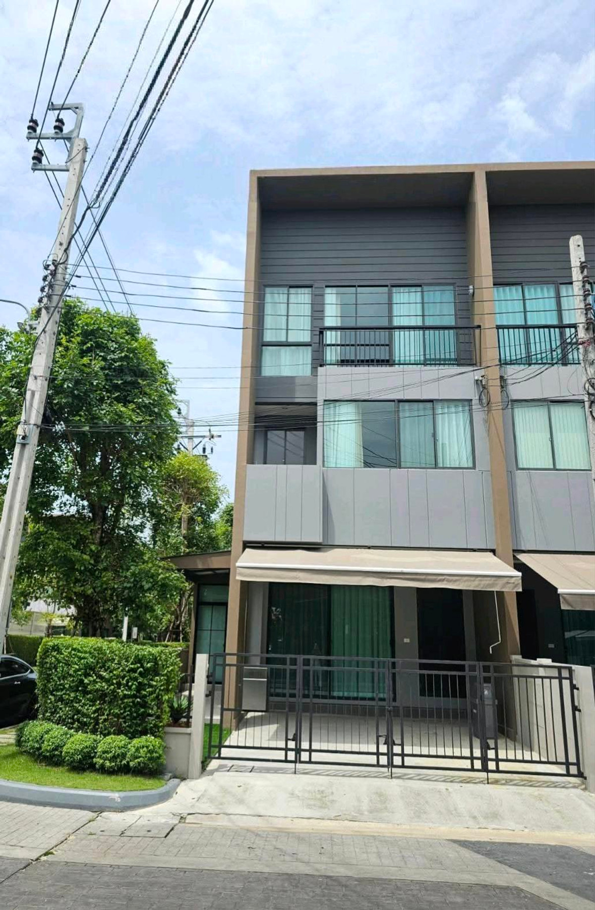 For RentTownhomeMin Buri, Romklao : ✨ Corner house, very good location | There is a convenience store in front of the alley ✨