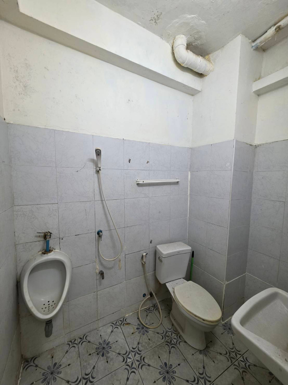 For RentShop HouseOnnut, Udomsuk : Commercial building for rent, Punnawithi zone, near BTS Punnawithi, only 4 minutes.