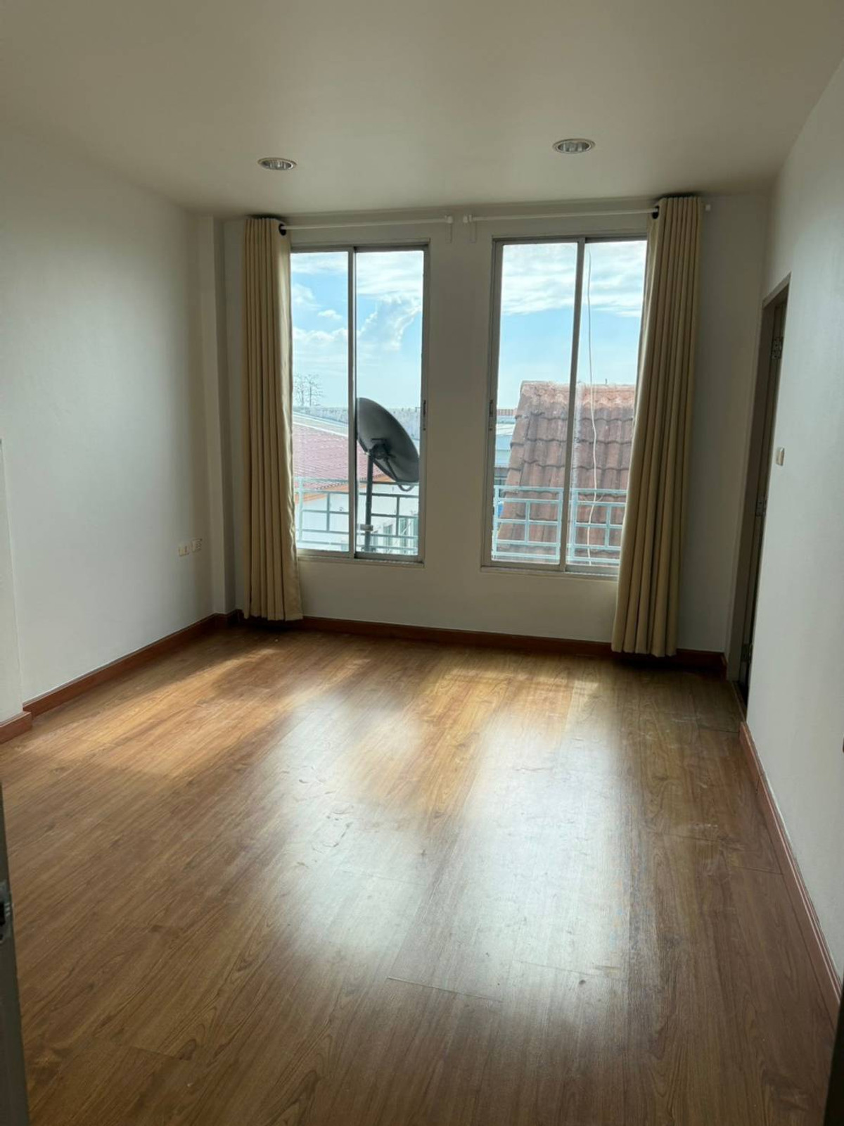 ให้เช่าทาวน์โฮมสมุทรปราการ สำโรง : ให้เช่าทาวน์โฮม บ้านกลางเมือง บริติช ทาวน์ ศรีนครินทร์ ใกล้ แม็คโคร ศรีนครินทร์ เพียง 2 นาที