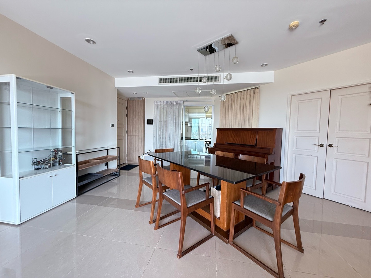 For RentCondoRama9, Petchburi, RCA : For rent, Supalai Wellington, 3 bedrooms, 3 bathrooms, 125 sq m, high floor, ready to move in, 70,000/month. If interested, contact 098-9655699.