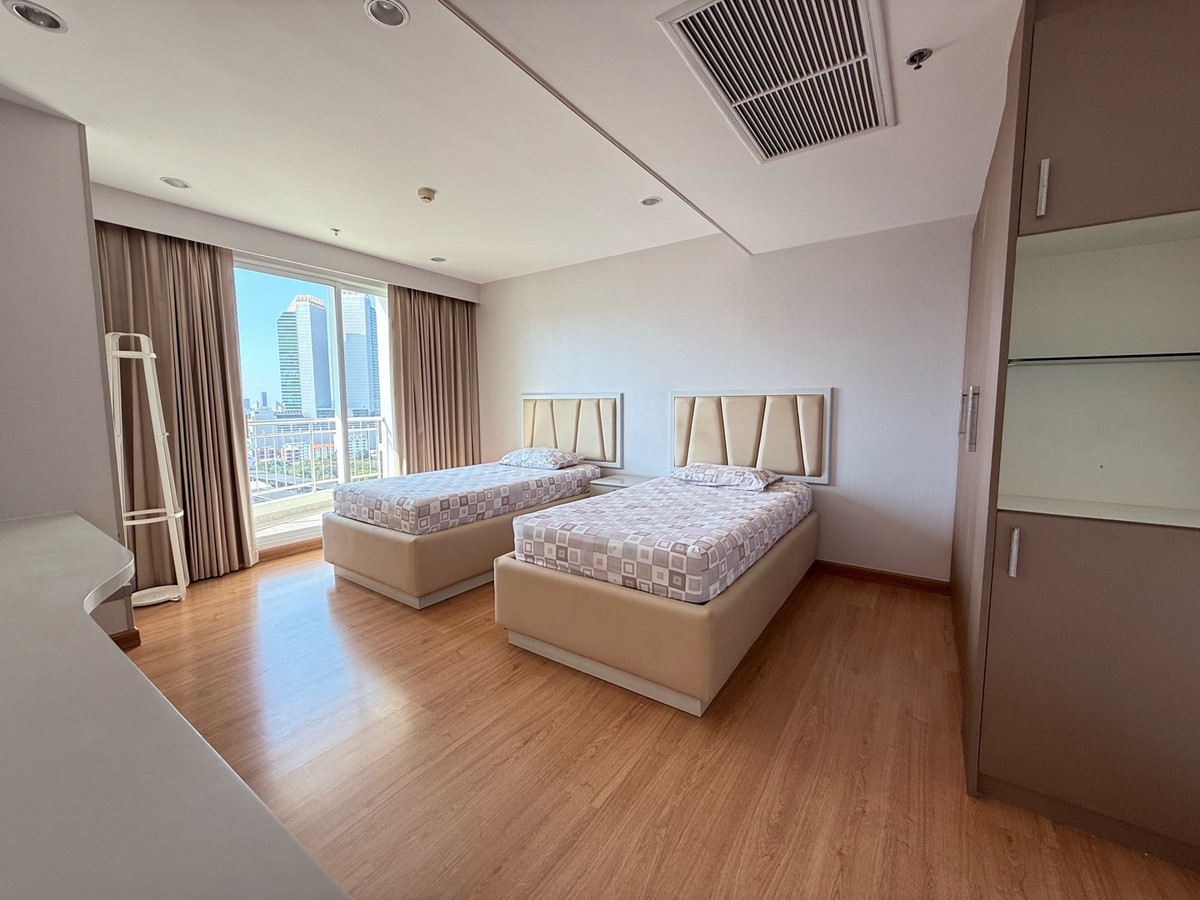 For RentCondoRama9, Petchburi, RCA : For rent, Supalai Wellington, 3 bedrooms, 3 bathrooms, 125 sq m, high floor, ready to move in, 70,000/month. If interested, contact 098-9655699.