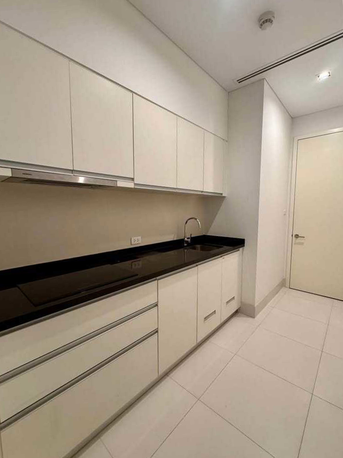 ให้เช่าคอนโดสาทร นราธิวาส : The Ritz-Carlton Residences Bangkok ยูนิตหรู 4 ห้องนอน ชั้นสูง วิวเมืองระดับไอคอน Please call: 062-496-6454