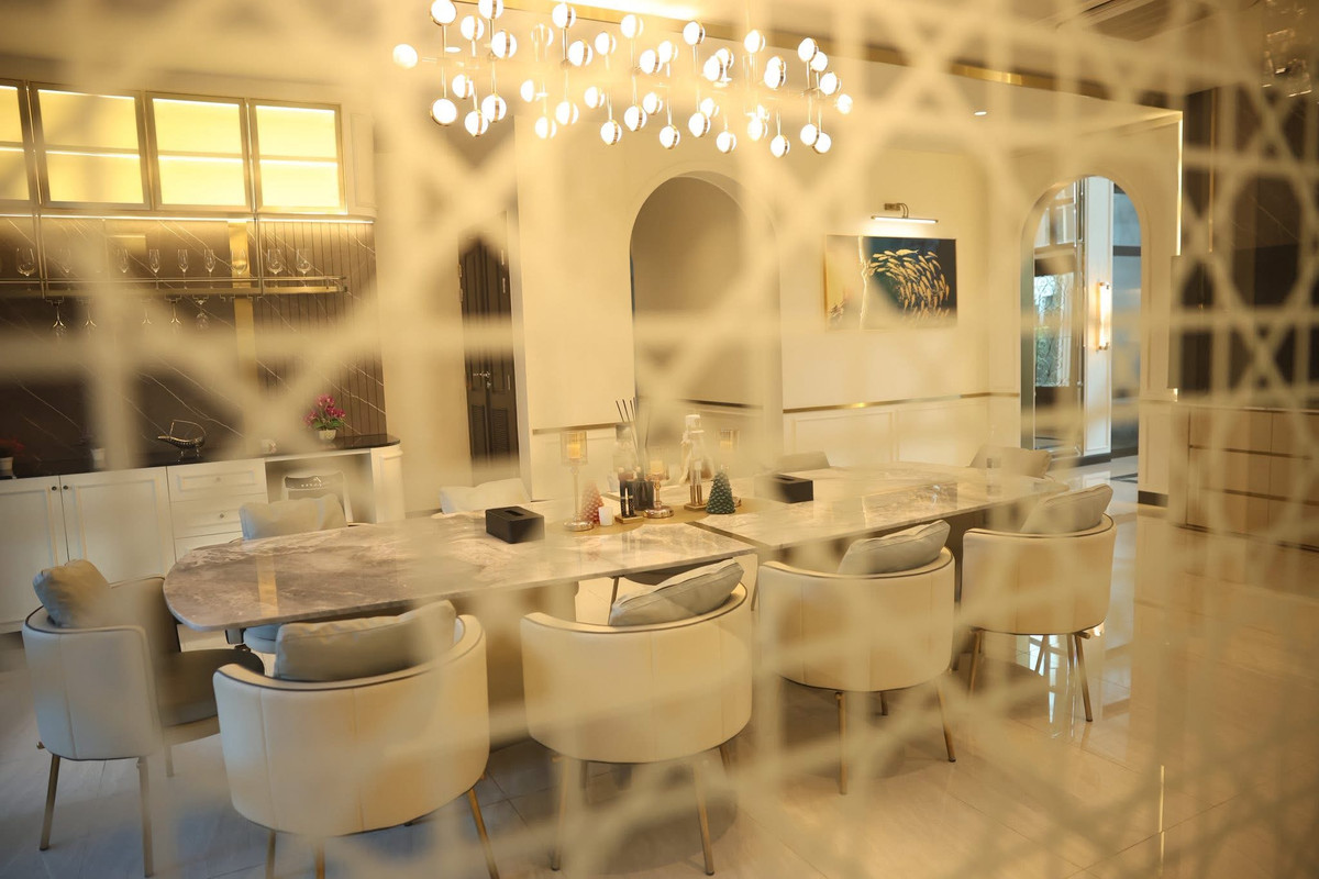 HouseLadkrabang, Suwannaphum Airport : Super Luxury house | Ready to move in immediately, Perfect Masterpiece Krungthep Kreetha, area 202 sq m | usable area 700 sq m • House facing south, corner plot, beautiful plot, 5 bedrooms | 6 bathrooms • Living room | Dining room • Thai kitchen + Western