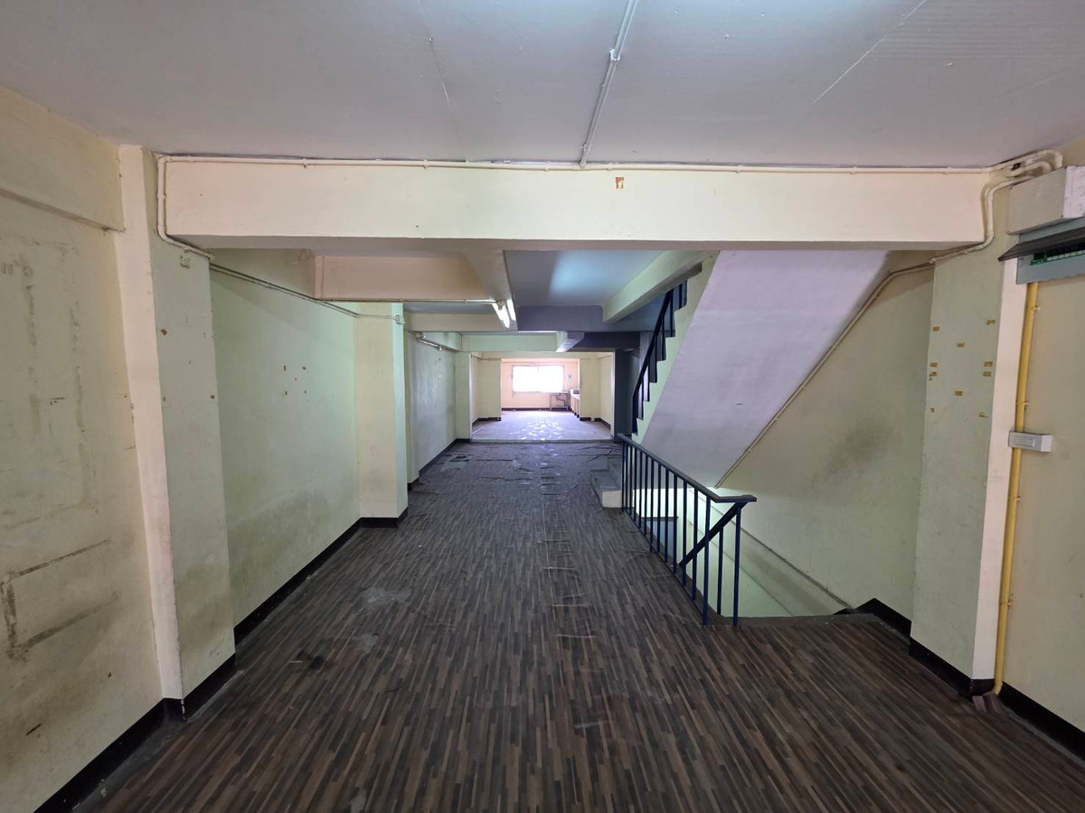 For RentShop HouseOnnut, Udomsuk : Commercial building for rent, Punnawithi zone, near BTS Punnawithi, only 4 minutes.