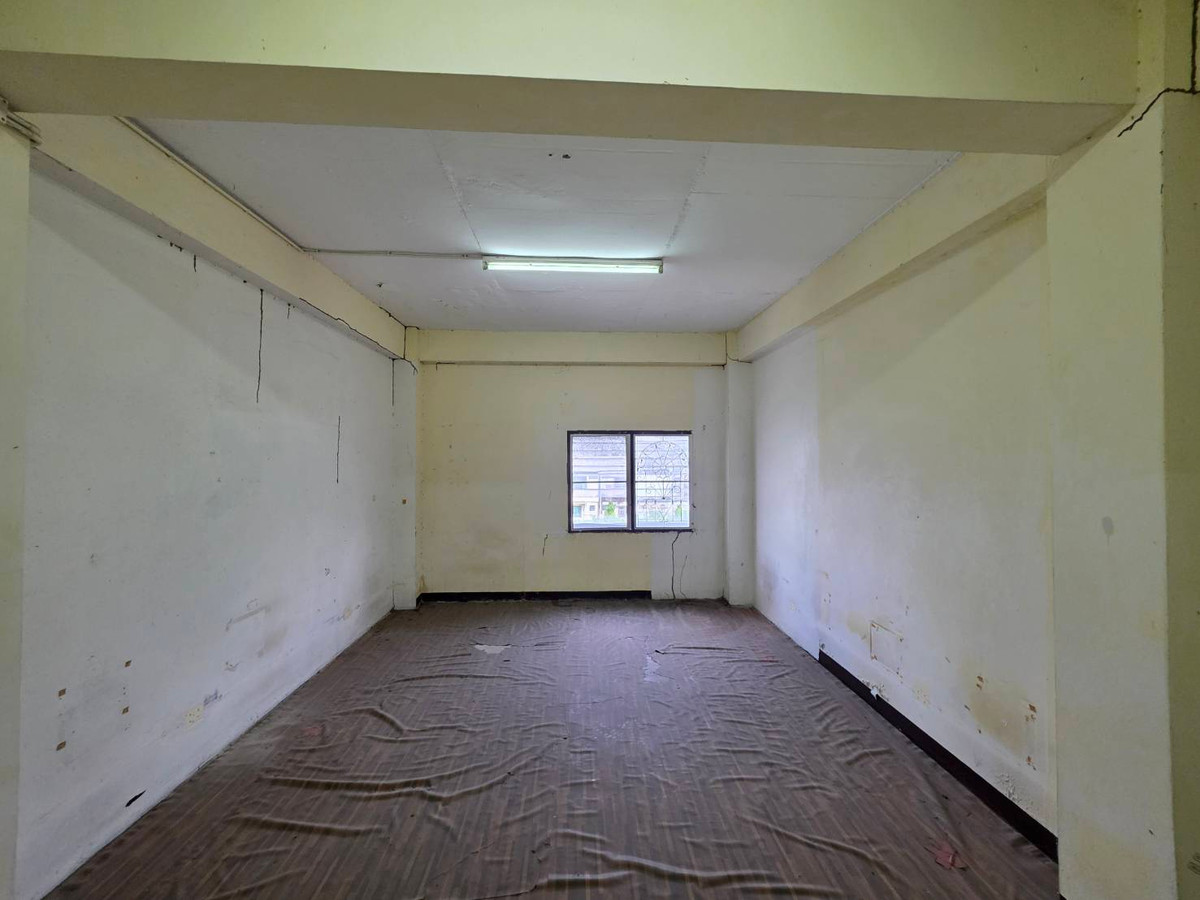 For RentShop HouseOnnut, Udomsuk : Commercial building for rent, Punnawithi zone, near BTS Punnawithi, only 4 minutes.