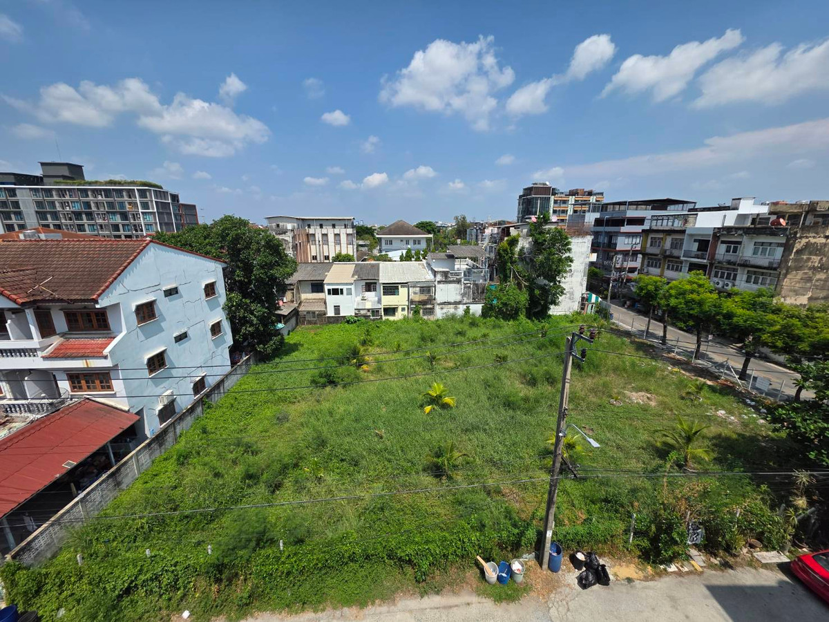 For RentShop HouseOnnut, Udomsuk : Commercial building for rent, Punnawithi zone, near BTS Punnawithi, only 4 minutes.