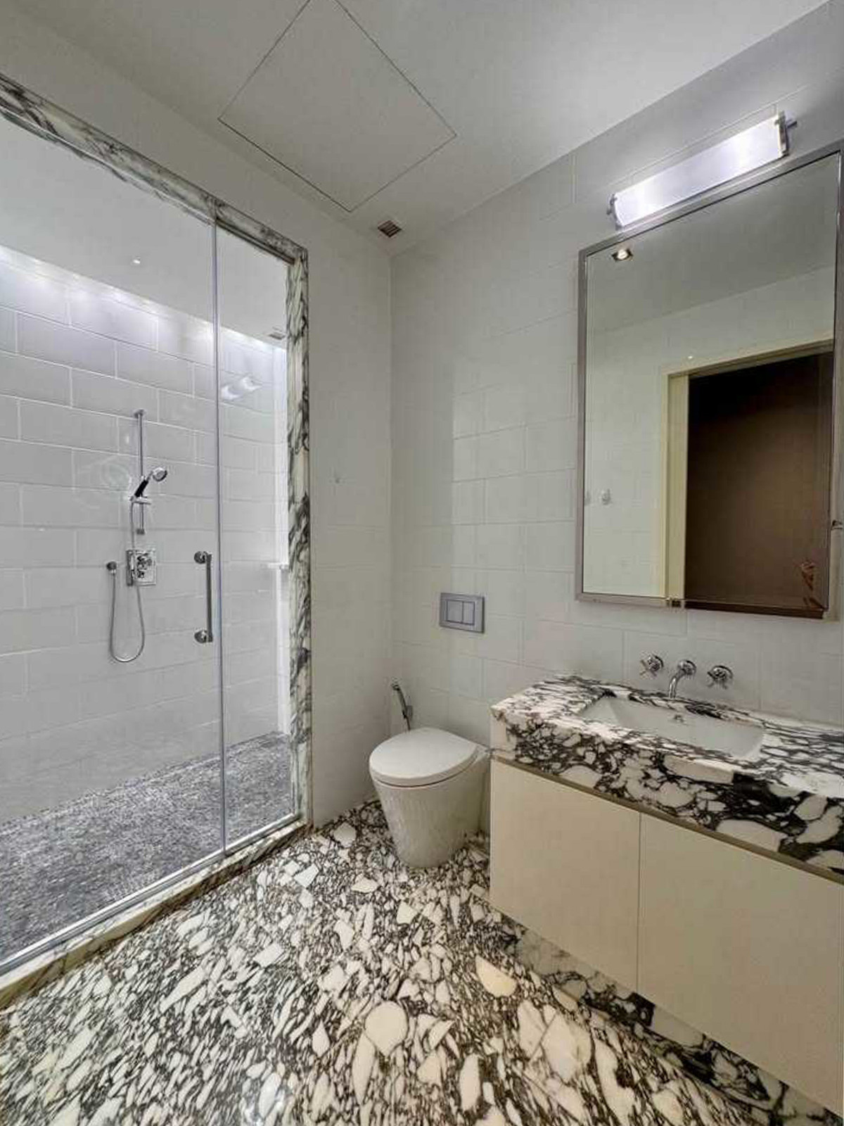 ให้เช่าคอนโดสาทร นราธิวาส : The Ritz-Carlton Residences Bangkok ยูนิตหรู 4 ห้องนอน ชั้นสูง วิวเมืองระดับไอคอน Please call: 062-496-6454