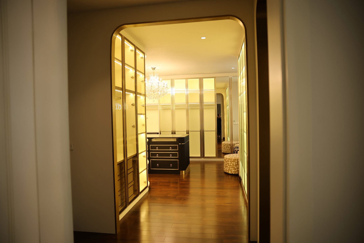 HouseLadkrabang, Suwannaphum Airport : Super Luxury house | Ready to move in immediately, Perfect Masterpiece Krungthep Kreetha, area 202 sq m | usable area 700 sq m • House facing south, corner plot, beautiful plot, 5 bedrooms | 6 bathrooms • Living room | Dining room • Thai kitchen + Western