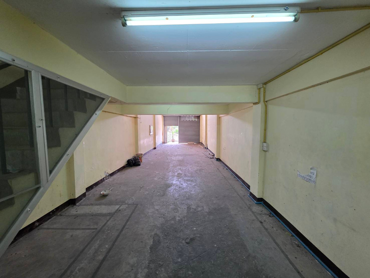 For RentShop HouseOnnut, Udomsuk : Commercial building for rent, Punnawithi zone, near BTS Punnawithi, only 4 minutes.