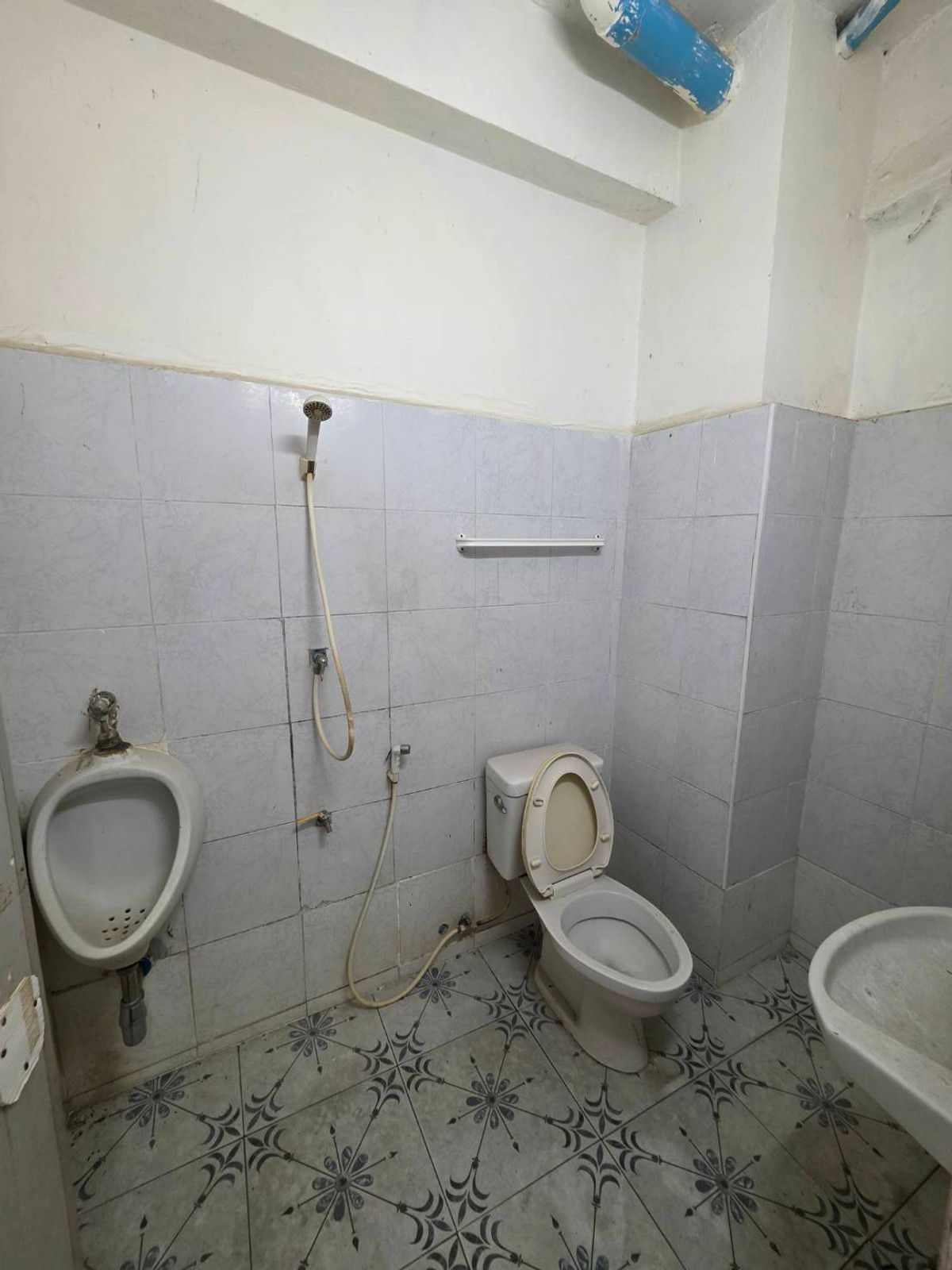 For RentShop HouseOnnut, Udomsuk : Commercial building for rent, Punnawithi zone, near BTS Punnawithi, only 4 minutes.