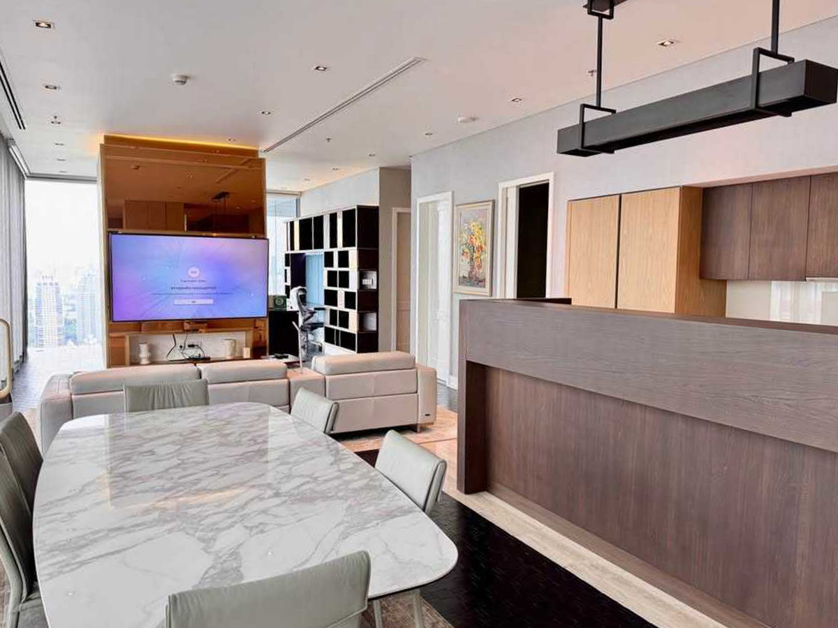 ให้เช่าคอนโดสาทร นราธิวาส : The Ritz-Carlton Residences Bangkok ยูนิตหรู 4 ห้องนอน ชั้นสูง วิวเมืองระดับไอคอน Please call: 062-496-6454