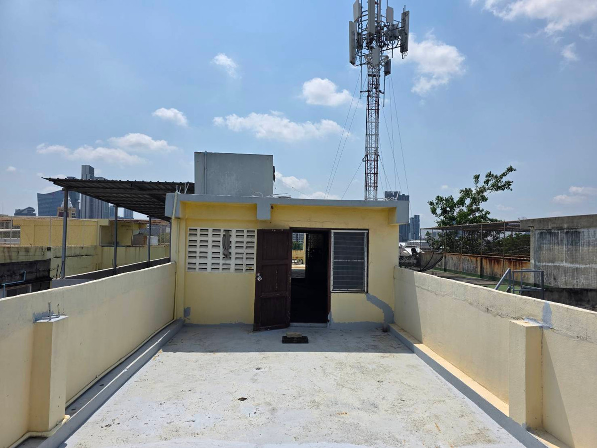 For RentShop HouseOnnut, Udomsuk : Commercial building for rent, Punnawithi zone, near BTS Punnawithi, only 4 minutes.