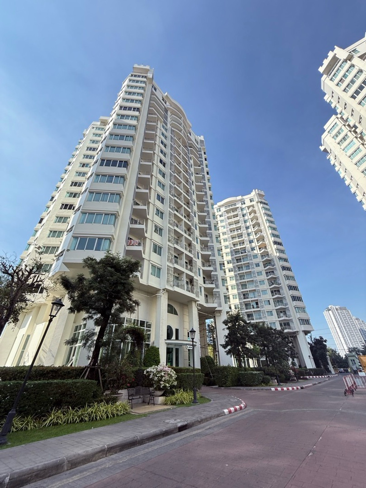 For RentCondoRama9, Petchburi, RCA : For rent, Supalai Wellington, 3 bedrooms, 3 bathrooms, 125 sq m, high floor, ready to move in, 70,000/month. If interested, contact 098-9655699.