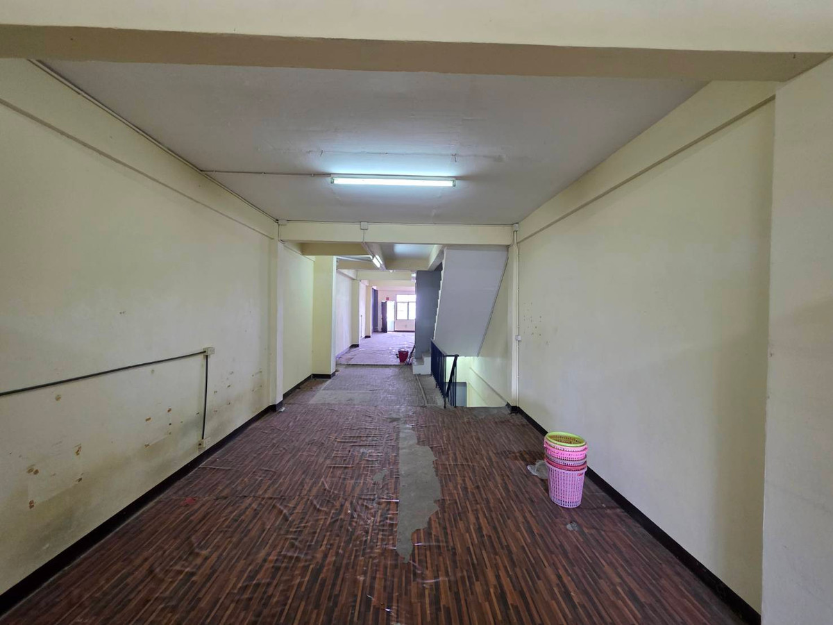 For RentShop HouseOnnut, Udomsuk : Commercial building for rent, Punnawithi zone, near BTS Punnawithi, only 4 minutes.