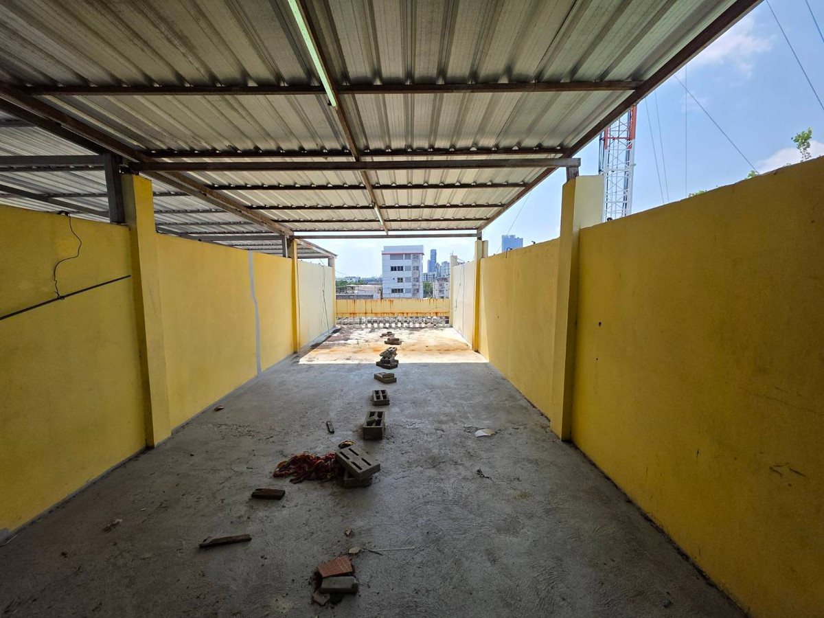 For RentShop HouseOnnut, Udomsuk : Commercial building for rent, Punnawithi zone, near BTS Punnawithi, only 4 minutes.