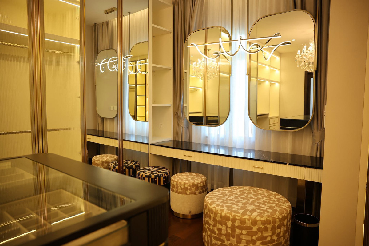 HouseLadkrabang, Suwannaphum Airport : Super Luxury house | Ready to move in immediately, Perfect Masterpiece Krungthep Kreetha, area 202 sq m | usable area 700 sq m • House facing south, corner plot, beautiful plot, 5 bedrooms | 6 bathrooms • Living room | Dining room • Thai kitchen + Western