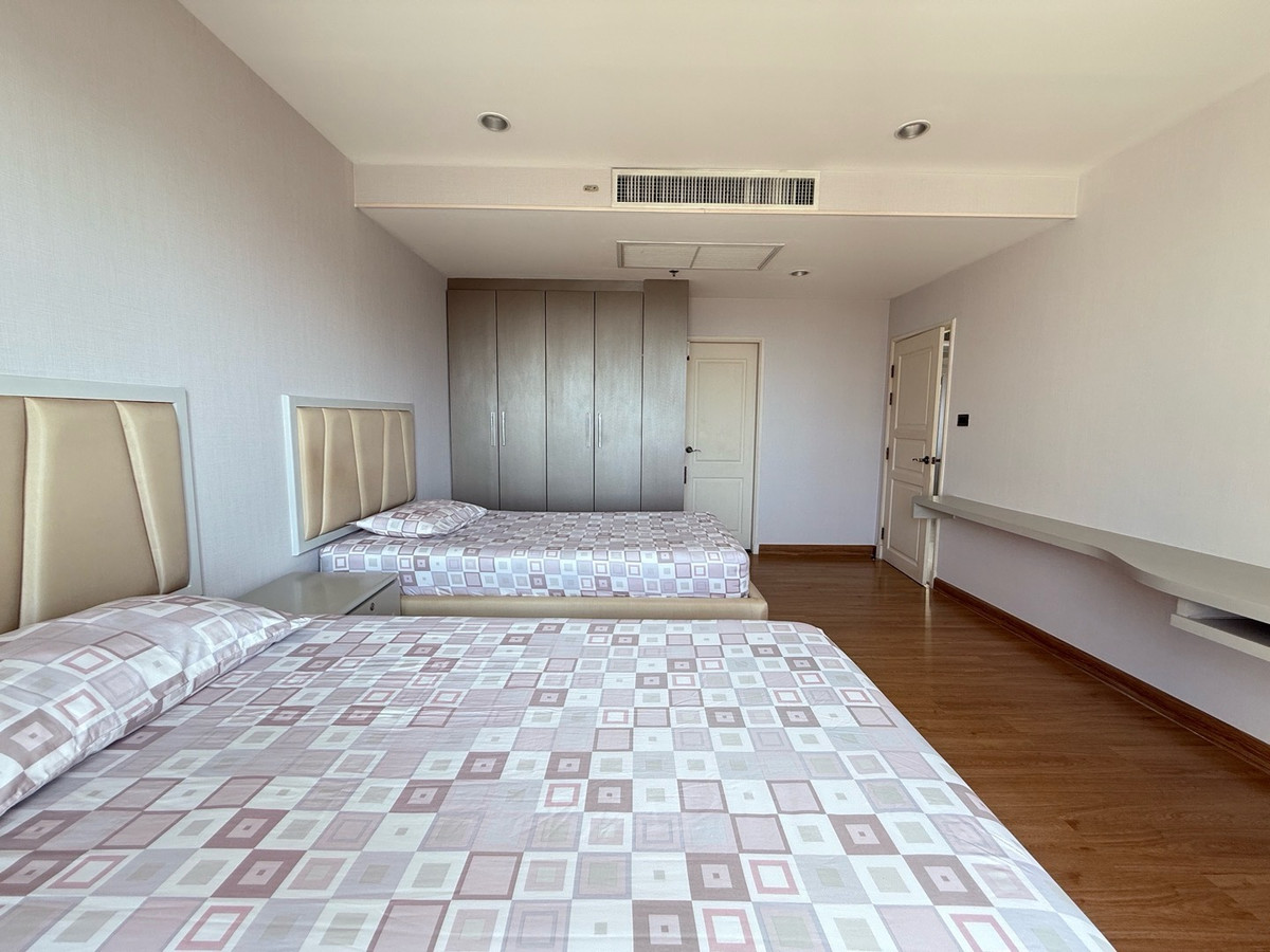 For RentCondoRama9, Petchburi, RCA : For rent, Supalai Wellington, 3 bedrooms, 3 bathrooms, 125 sq m, high floor, ready to move in, 70,000/month. If interested, contact 098-9655699.