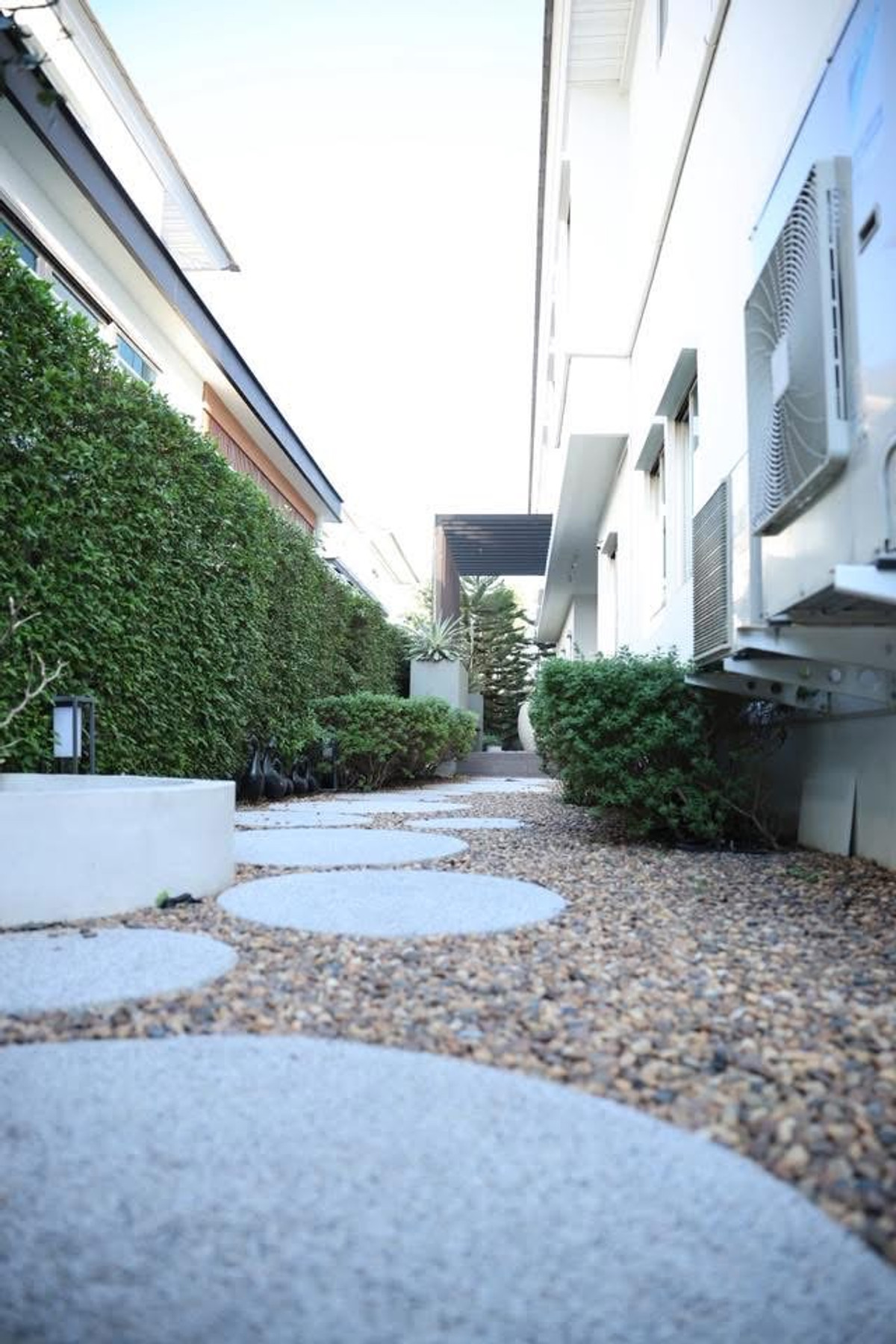 HouseLadkrabang, Suwannaphum Airport : Super Luxury house | Ready to move in immediately, Perfect Masterpiece Krungthep Kreetha, area 202 sq m | usable area 700 sq m • House facing south, corner plot, beautiful plot, 5 bedrooms | 6 bathrooms • Living room | Dining room • Thai kitchen + Western