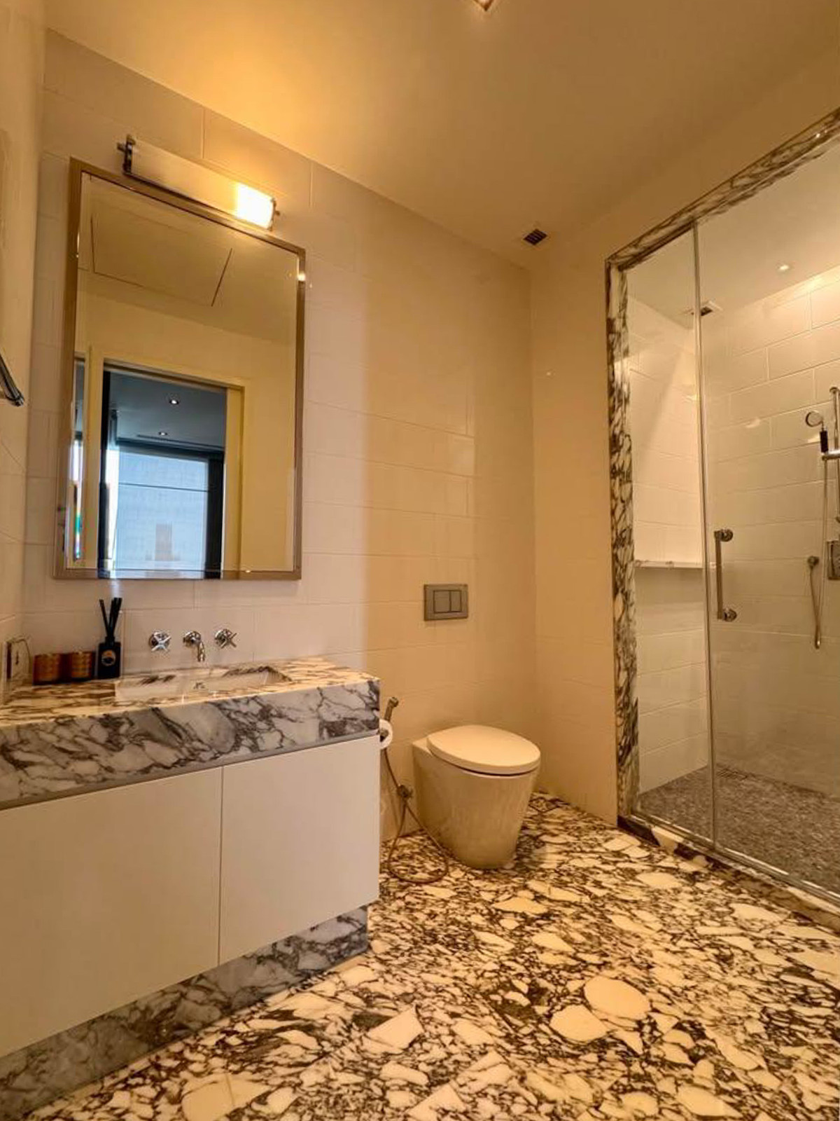 ให้เช่าคอนโดสาทร นราธิวาส : The Ritz-Carlton Residences Bangkok ยูนิตหรู 4 ห้องนอน ชั้นสูง วิวเมืองระดับไอคอน Please call: 062-496-6454