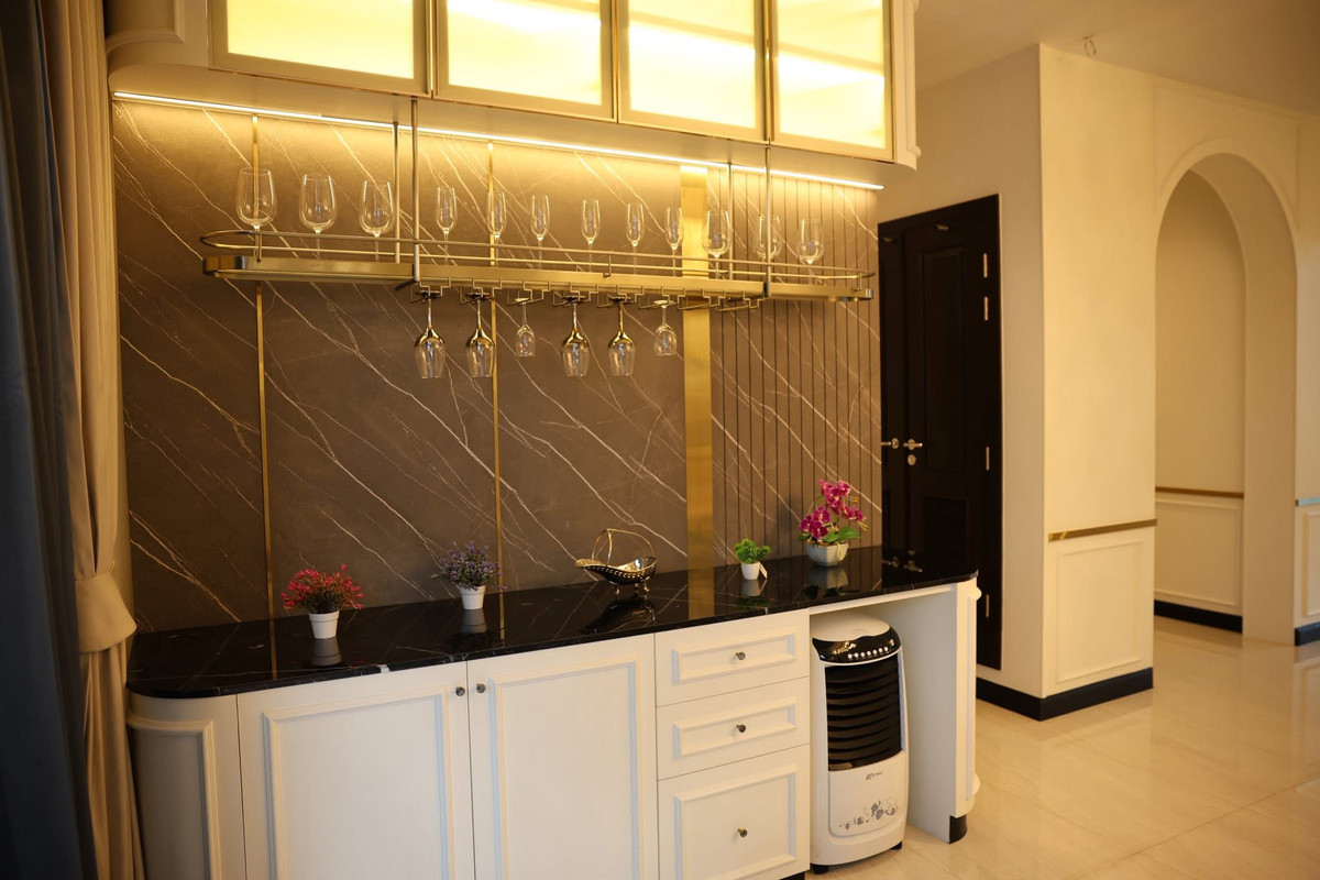 HouseLadkrabang, Suwannaphum Airport : Super Luxury house | Ready to move in immediately, Perfect Masterpiece Krungthep Kreetha, area 202 sq m | usable area 700 sq m • House facing south, corner plot, beautiful plot, 5 bedrooms | 6 bathrooms • Living room | Dining room • Thai kitchen + Western