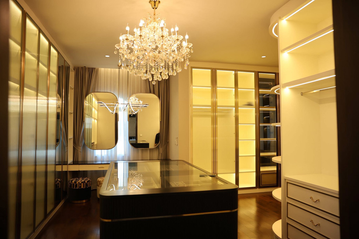 HouseLadkrabang, Suwannaphum Airport : Super Luxury house | Ready to move in immediately, Perfect Masterpiece Krungthep Kreetha, area 202 sq m | usable area 700 sq m • House facing south, corner plot, beautiful plot, 5 bedrooms | 6 bathrooms • Living room | Dining room • Thai kitchen + Western