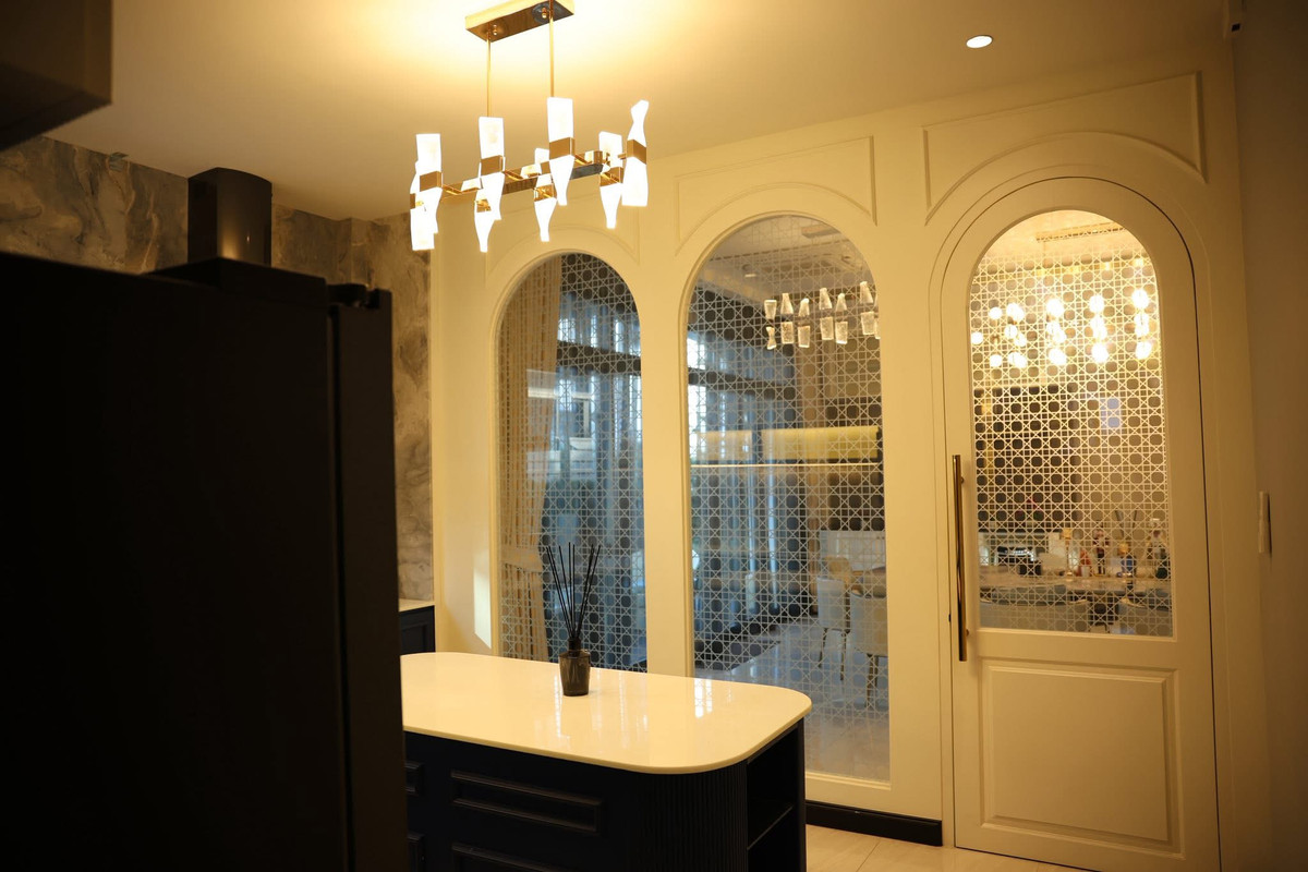 HouseLadkrabang, Suwannaphum Airport : Super Luxury house | Ready to move in immediately, Perfect Masterpiece Krungthep Kreetha, area 202 sq m | usable area 700 sq m • House facing south, corner plot, beautiful plot, 5 bedrooms | 6 bathrooms • Living room | Dining room • Thai kitchen + Western