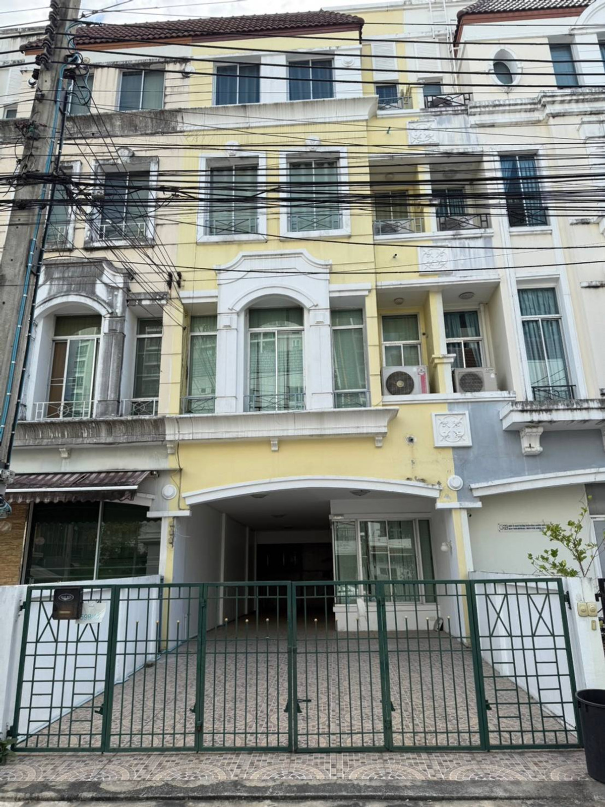 For RentTownhomeSamut Prakan,Samrong : Townhome for rent Baan Klang Muang British Town Srinakarin, near Makro Srinakarin, just 2 minutes.