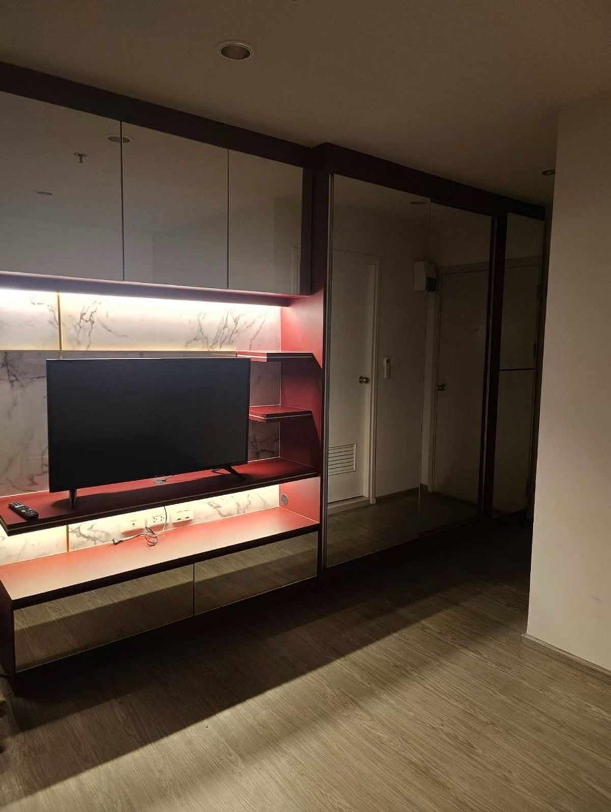 For RentCondoBang Sue, Wong Sawang, Tao Pun : regent home phase 28, floor 26, size 28 sq m, price 7,000 baht, interested line @900cqhkk tel 0859114585.