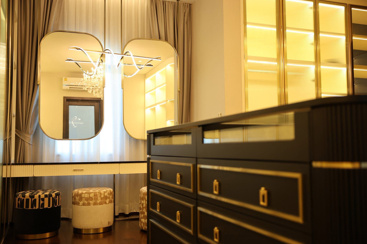 HouseLadkrabang, Suwannaphum Airport : Super Luxury house | Ready to move in immediately, Perfect Masterpiece Krungthep Kreetha, area 202 sq m | usable area 700 sq m • House facing south, corner plot, beautiful plot, 5 bedrooms | 6 bathrooms • Living room | Dining room • Thai kitchen + Western