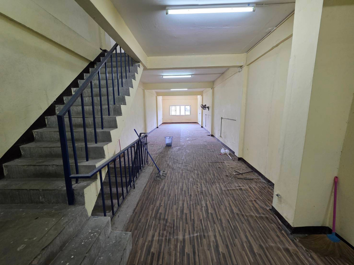 For RentShop HouseOnnut, Udomsuk : Commercial building for rent, Punnawithi zone, near BTS Punnawithi, only 4 minutes.