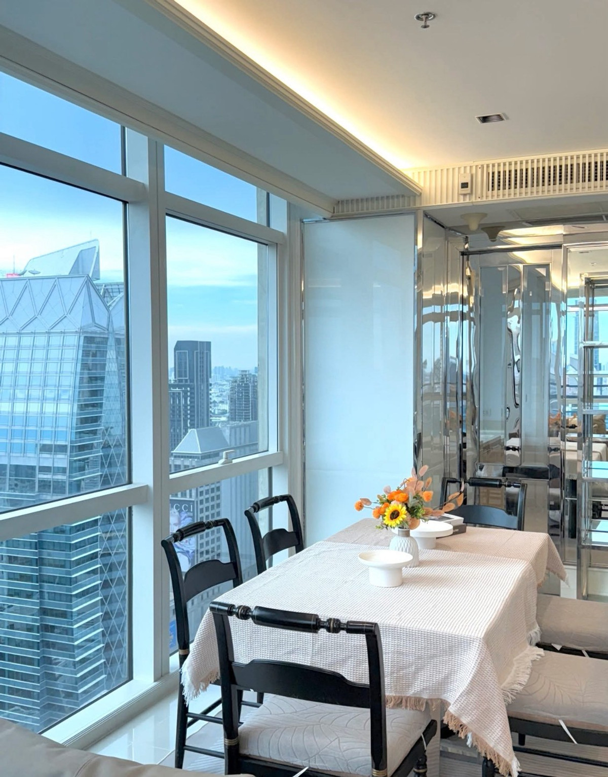 For RentCondoWitthayu, Chidlom, Langsuan, Ploenchit : ST474 Luxury Corner Unit for Rent – Athenee Residence Premium living on Wireless Road, just steps from BTS Ploenchit