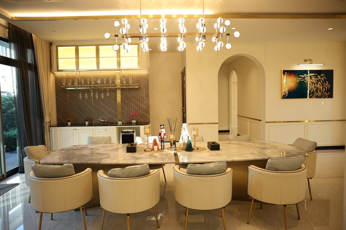 HouseLadkrabang, Suwannaphum Airport : Super Luxury house | Ready to move in immediately, Perfect Masterpiece Krungthep Kreetha, area 202 sq m | usable area 700 sq m • House facing south, corner plot, beautiful plot, 5 bedrooms | 6 bathrooms • Living room | Dining room • Thai kitchen + Western