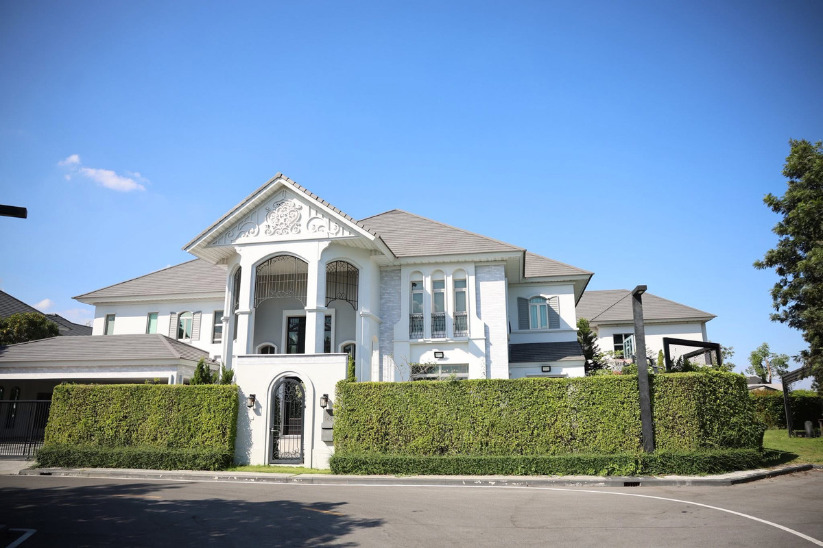 บ้านลาดกระบัง สุวรรณภูมิ : บ้านหรูระดับ Super Luxury | พร้อมเข้าอยู่ทันที Perfect Masterpiece กรุงเทพกรีฑา  เนื้อที่ 202 ตร.วา | พื้นที่ใช้สอย 700 ตร.ม.  • บ้านหันทิศใต้ แปลงมุม แปลงสวย 5 ห้องนอน | 6 ห้องน้ำ  • ห้อง Living | ห้อง Dining  • ครัวไทย + ครัวฝรั่ง (2 ห้องครัว)