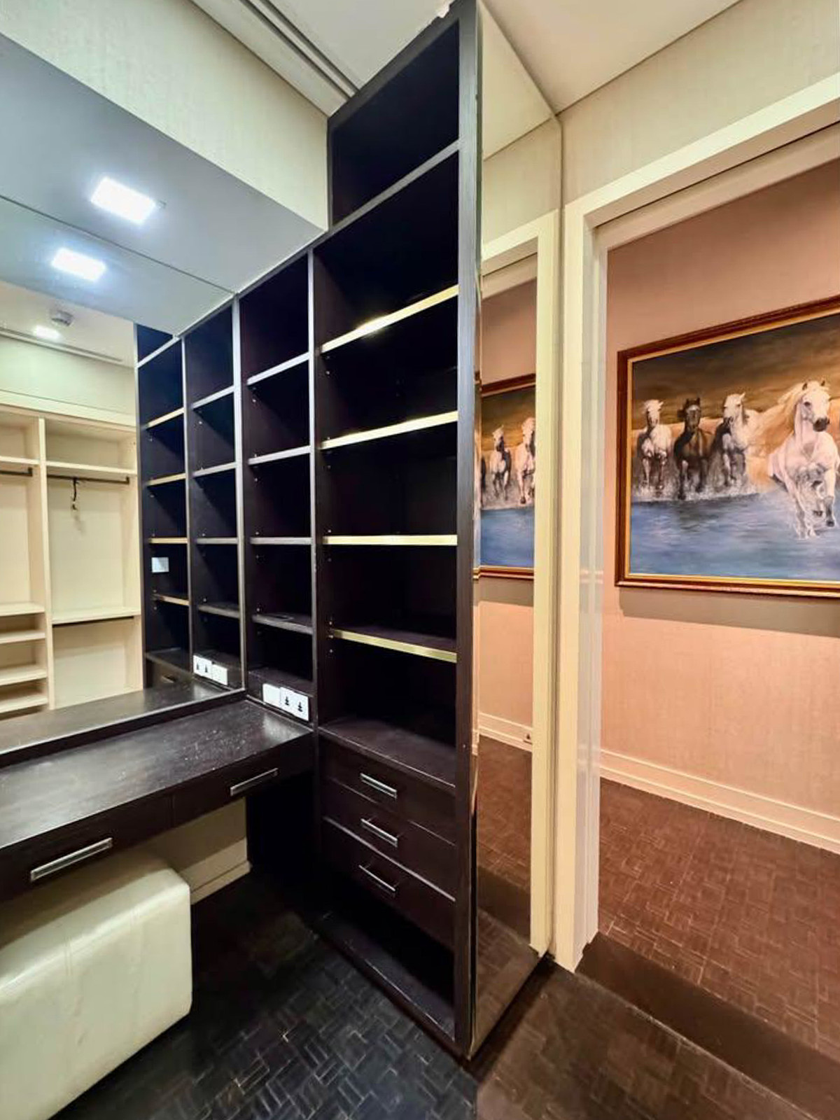 ให้เช่าคอนโดสาทร นราธิวาส : The Ritz-Carlton Residences Bangkok ยูนิตหรู 4 ห้องนอน ชั้นสูง วิวเมืองระดับไอคอน Please call: 062-496-6454