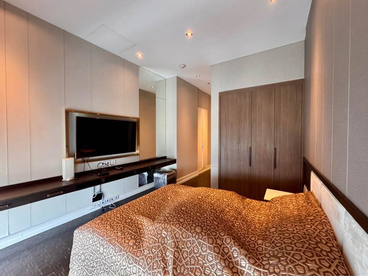 ให้เช่าคอนโดสาทร นราธิวาส : The Ritz-Carlton Residences Bangkok ยูนิตหรู 4 ห้องนอน ชั้นสูง วิวเมืองระดับไอคอน Please call: 062-496-6454