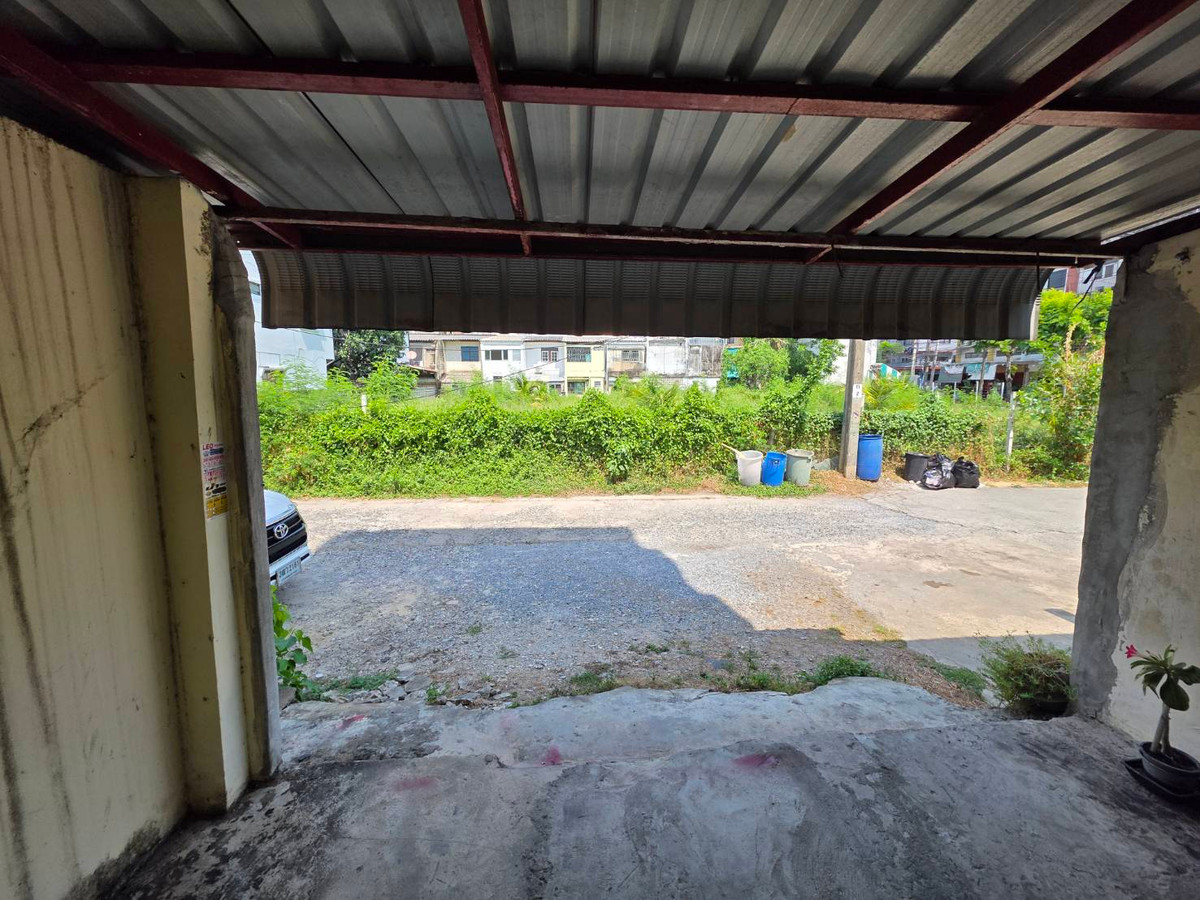 For RentShop HouseOnnut, Udomsuk : Commercial building for rent, Punnawithi zone, near BTS Punnawithi, only 4 minutes.